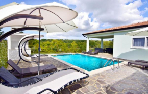 Großes Ferienhaus in Buroli mit Privatem Pool